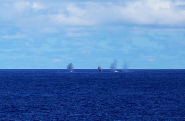 中国海军南海舰队远海训练编队组织海上现场反击演练